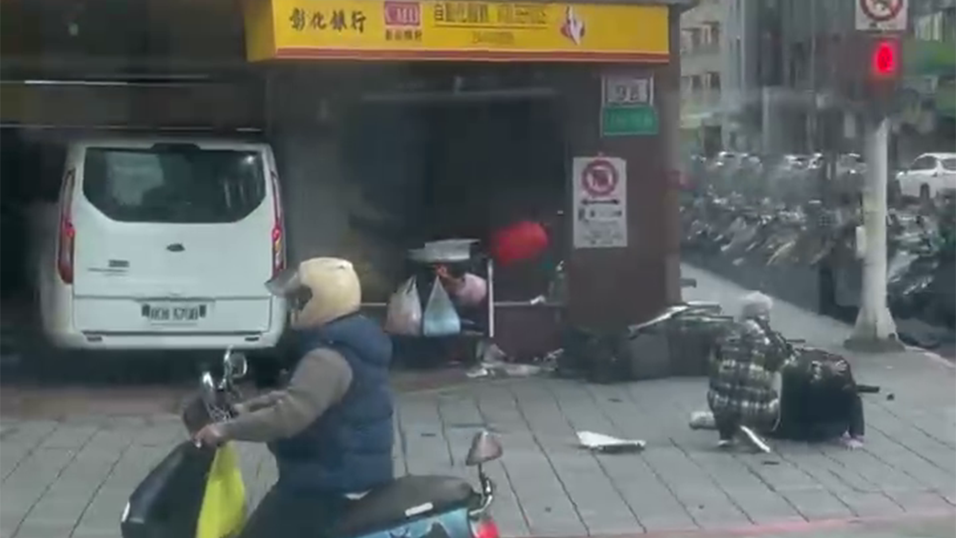▲三立採訪車「失控衝進銀行」！南京東路彰銀ATM被撞爛 現場多人受傷送醫（圖／翻攝自網路LINE社群）