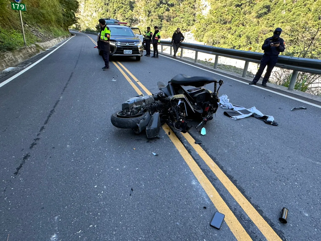 ▲騎車上武嶺斷魂!東華男大生「過彎失控」墜10米邊坡 送醫不治(圖/記者王俊勝 翻攝)