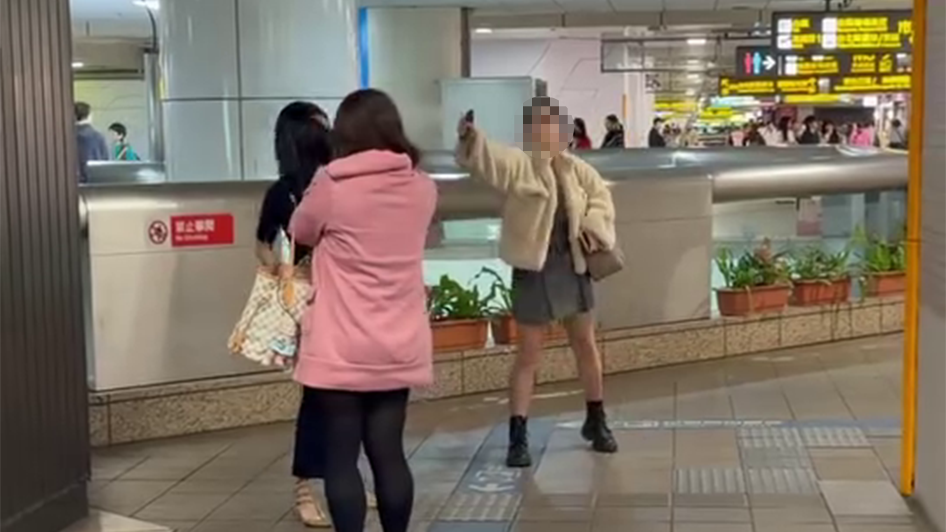 ▲北車星巴克又出事!生母談撫養權失控「連噴辣椒水」 民眾帶家人遭波及...還原當下狀況(圖/IG/lexiang2020 授權提供)