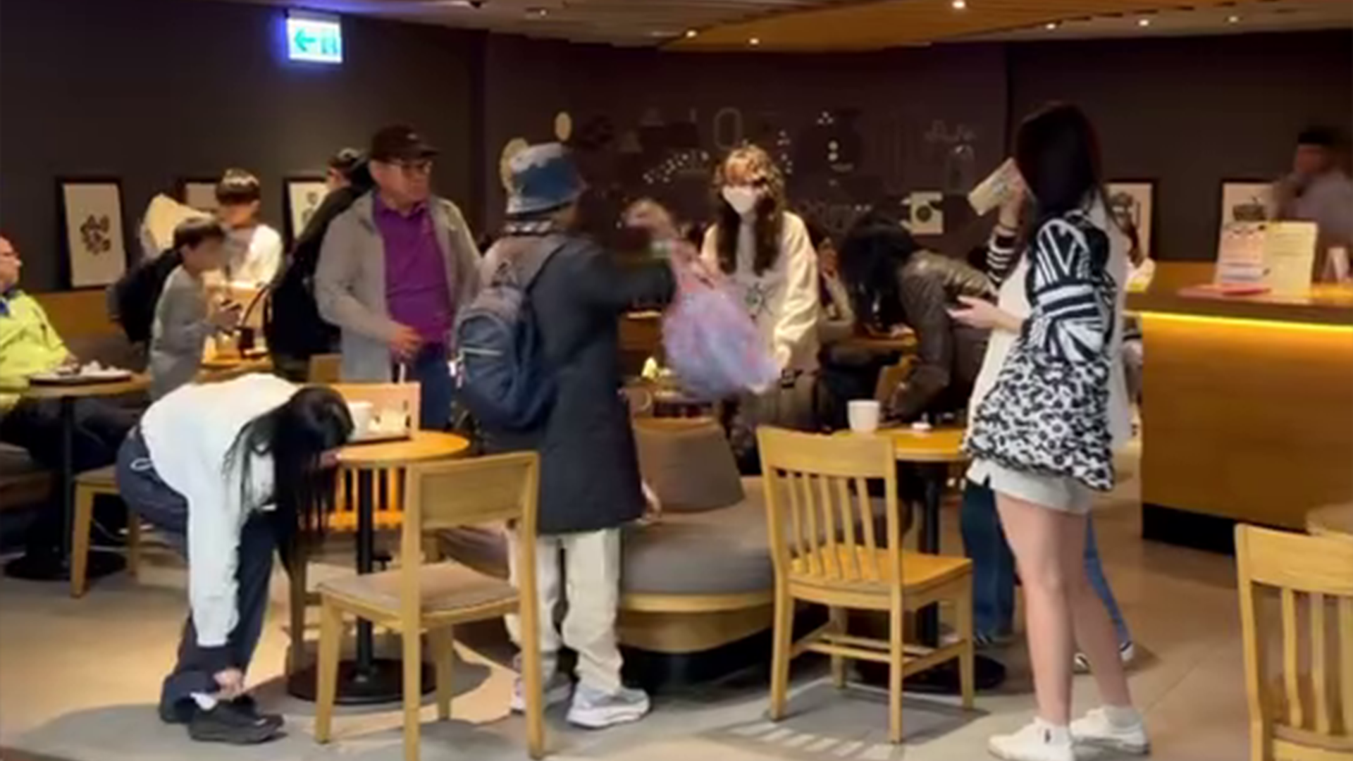 ▲星巴克民眾紛紛逃離(圖/IG/lexiang2020 授權提供)