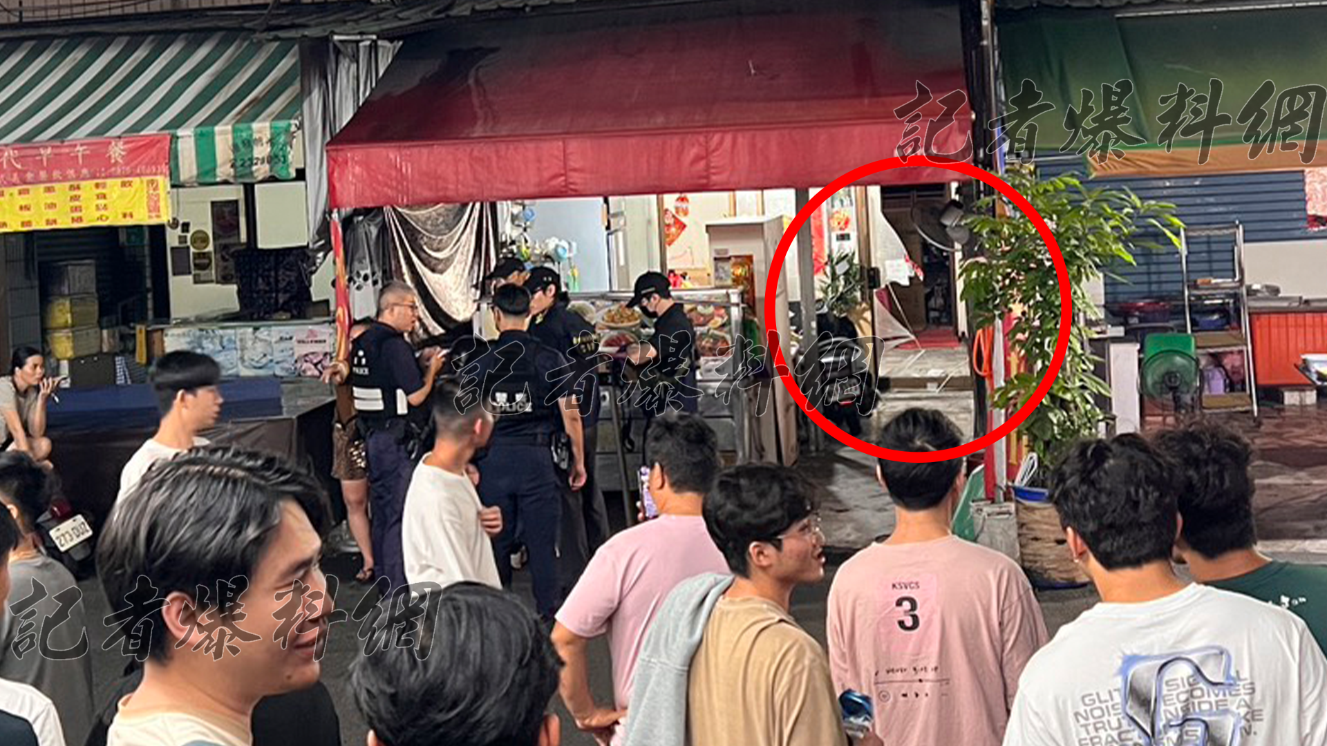 ▲越南小吃店玻璃門被弄破（圖／讀者提供；未經授權請勿翻攝）