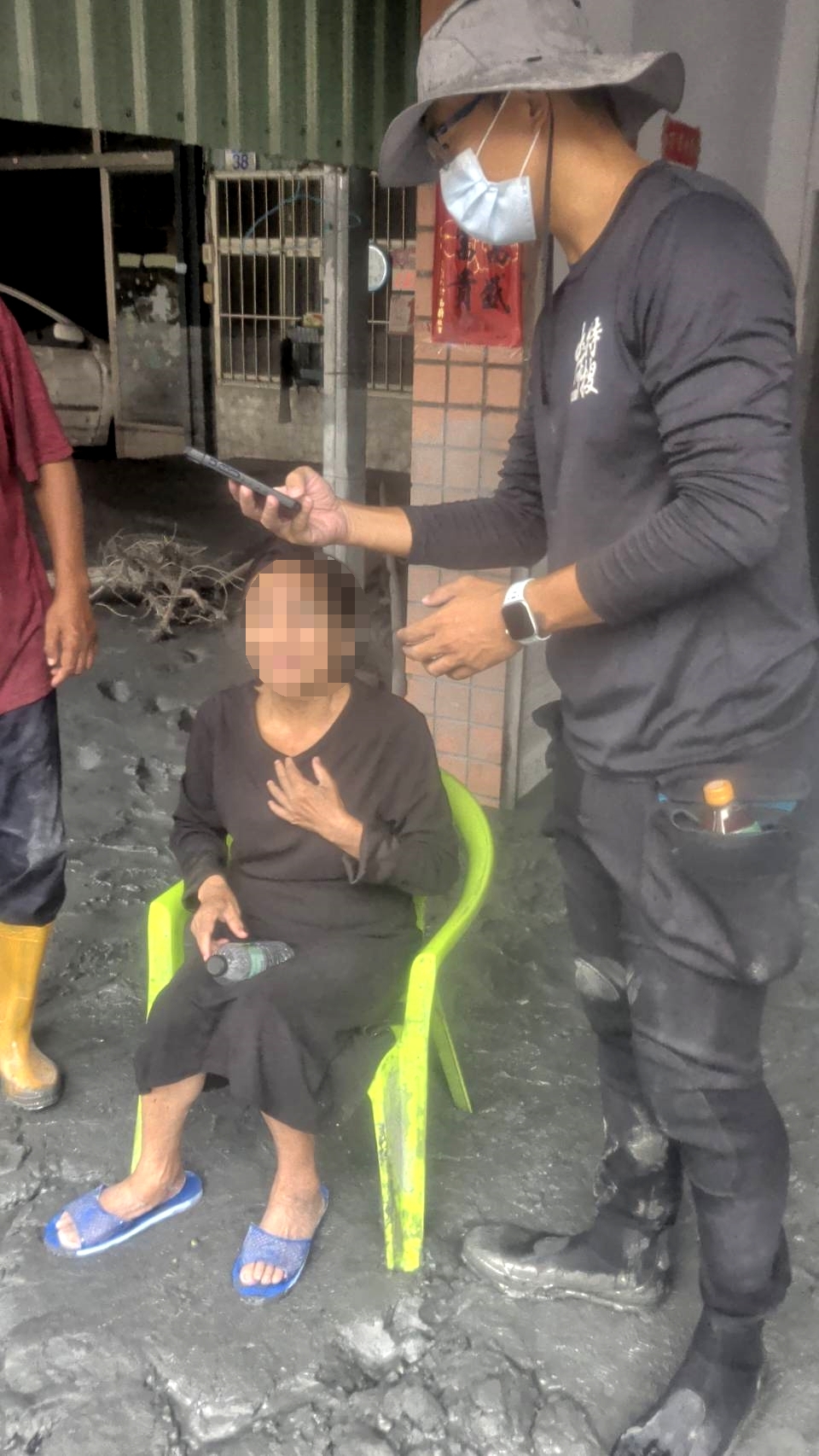 花蓮淹水民眾手機遭沖走　臺中特搜隊借電話助母女報平安
