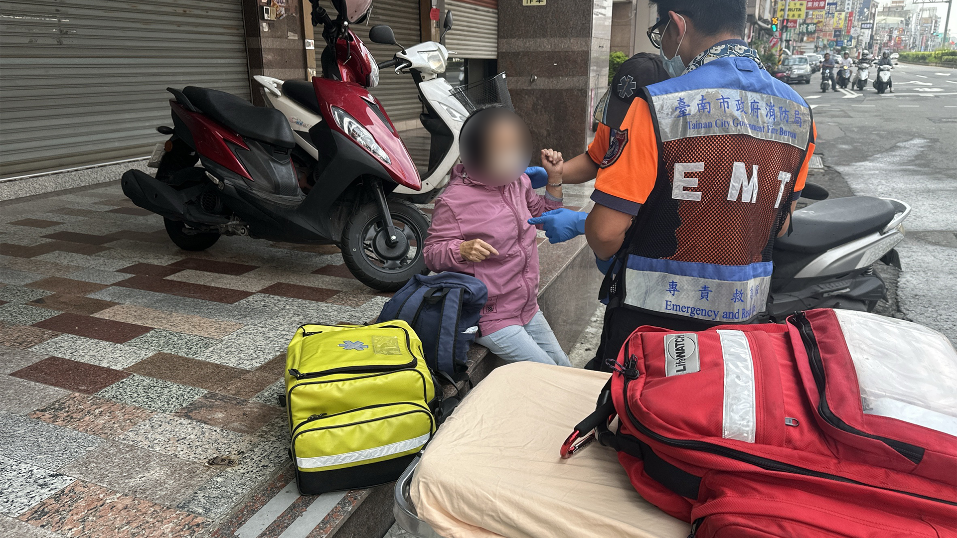 ▲▼台南公車與機車碰撞！疑機車偏離車道 騎士噴飛四肢挫傷送醫（圖／記者王俊勝 翻攝；未經授權請勿翻攝）