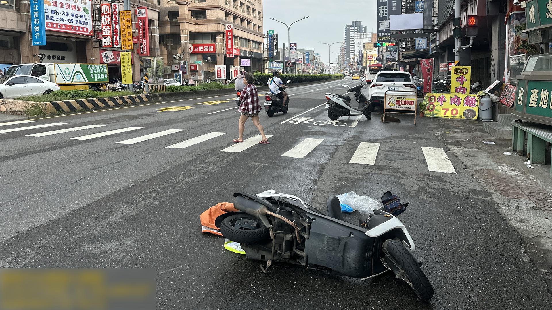 ▲▼台南公車與機車碰撞！疑機車偏離車道 騎士噴飛四肢挫傷送醫（圖／記者王俊勝 翻攝；未經授權請勿翻攝）