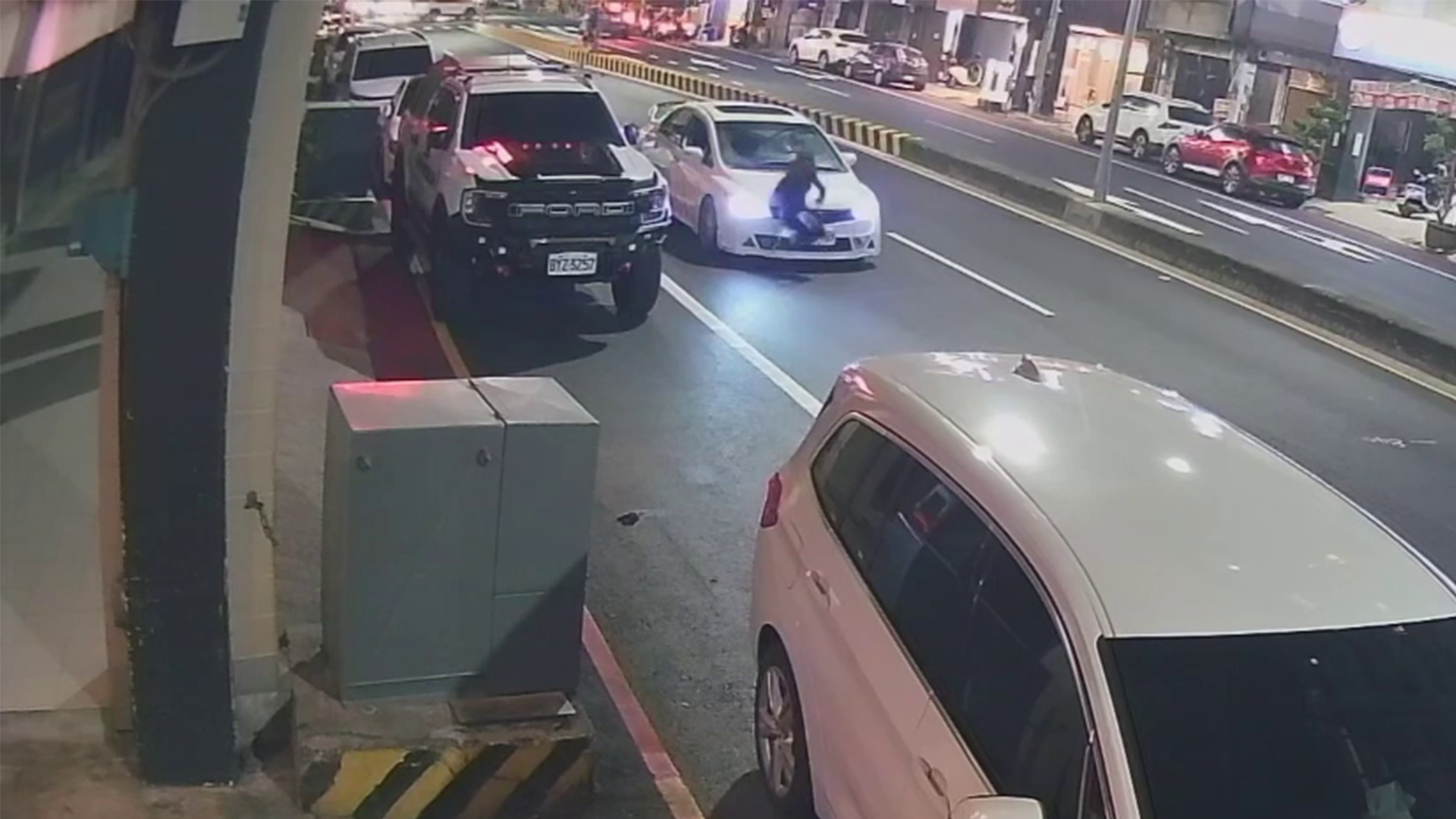 ▲台南女鬧區疑碰瓷!蹲車道後自撞白車倒地,第二次慘被黑車撞飛(圖/網友ooxx.mia 授權;未經授權請勿翻攝轉載)