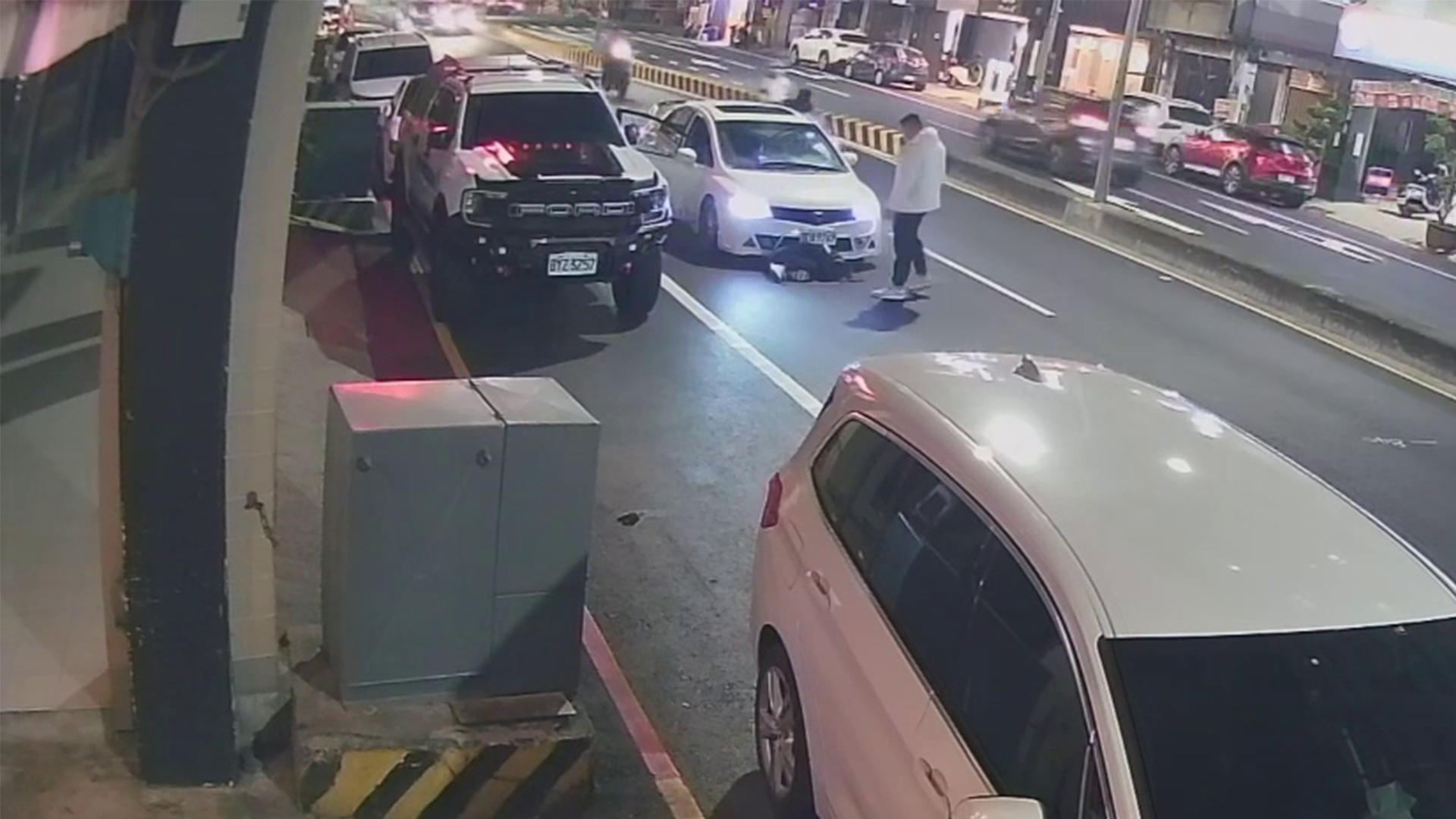 ▲▼第一次自撞失敗後,第二次再衝內車道慘遭黑車撞飛1(圖/網友ooxx.mia 授權;未經授權請勿翻攝轉載)