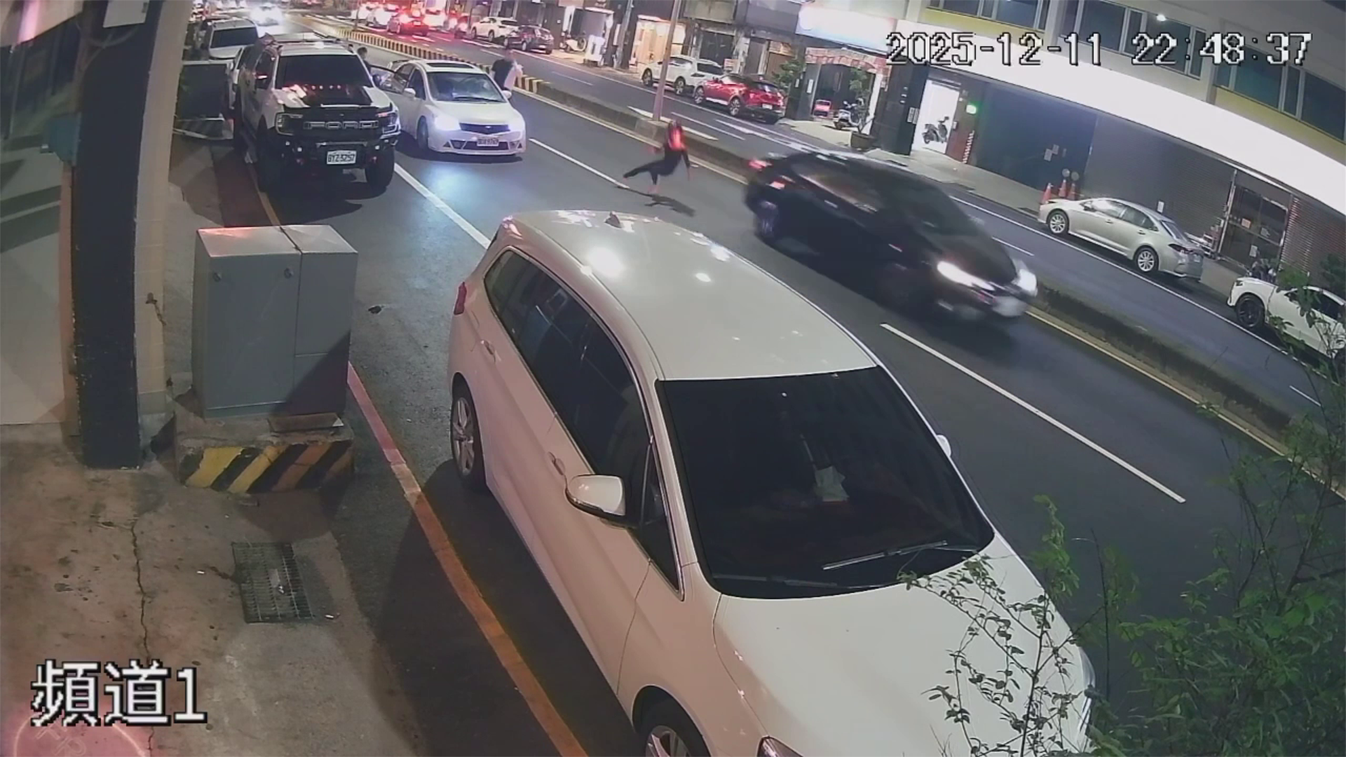 ▲▼第一次自撞失敗後,第二次再衝內車道慘遭黑車撞飛2(圖/網友ooxx.mia 授權;未經授權請勿翻攝轉載)