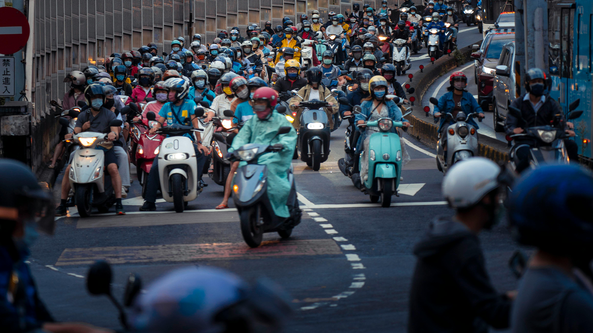 寒流騎車體感逼近0°C！機車族別只穿厚外套 「3部位擋風神物」一次顧好防出事。（圖／翻攝自 免費圖庫）