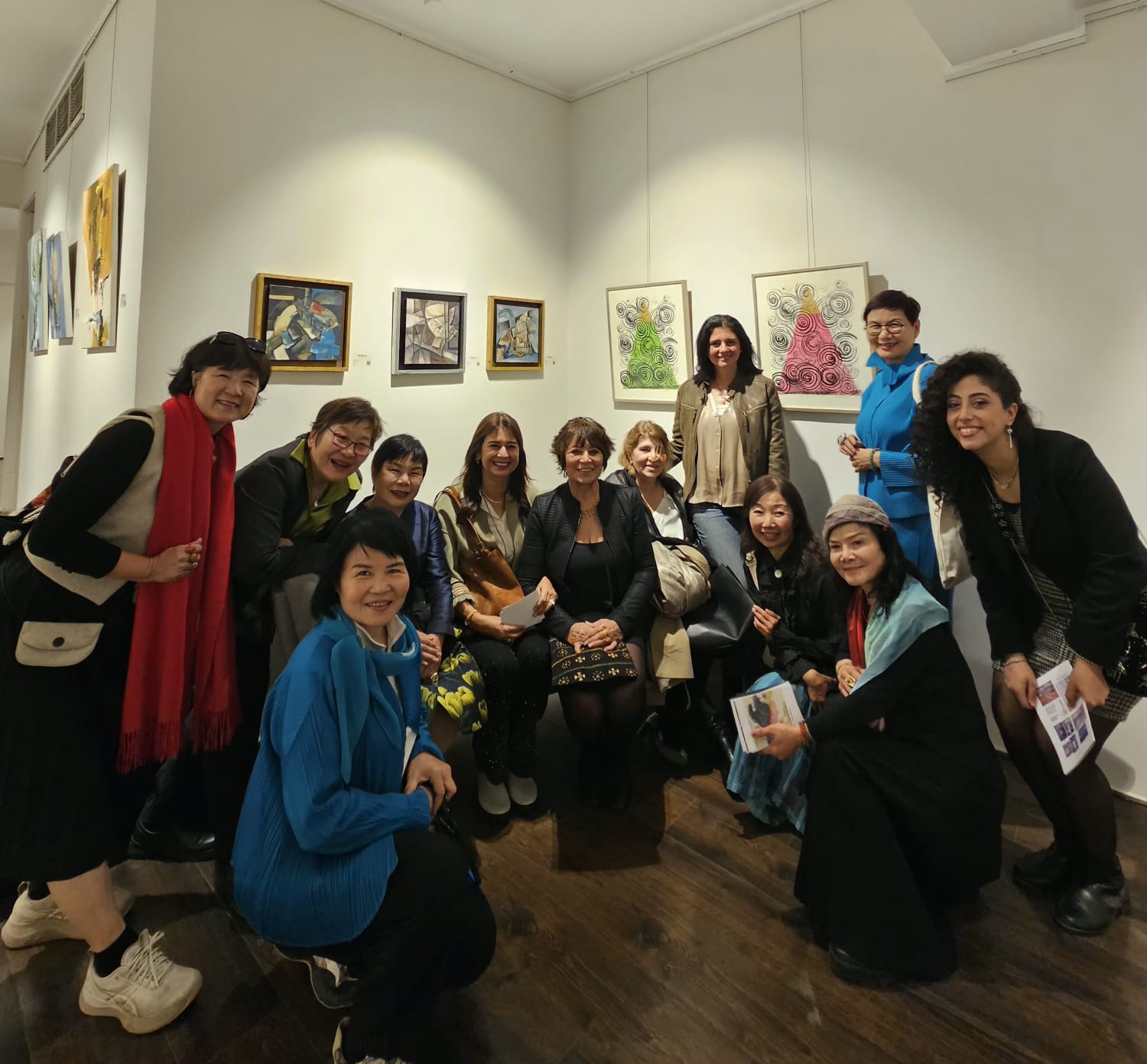 台灣與國際藝術家於展場一隅合影