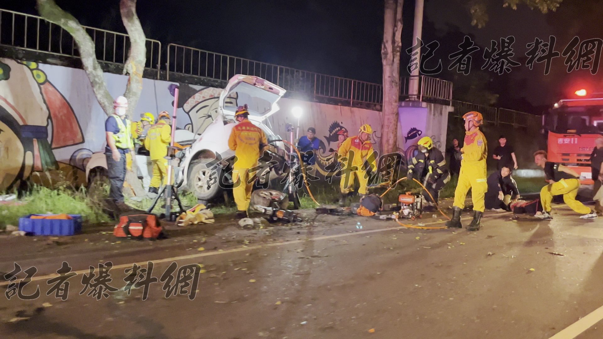 ▲花蓮台9線嚴重車禍！車頂凹陷...人倒地 搶救畫面曝（圖／記者王俊勝 翻攝；讀者提供；未經授權請勿翻攝）