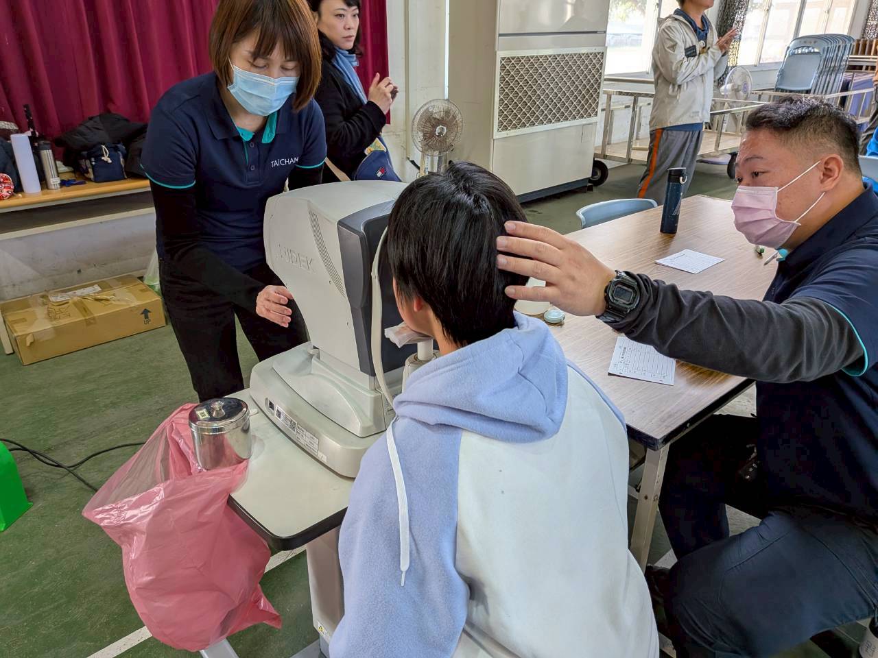 學童接受專業視力檢查,醫療團隊細心進行檢測與評估,透過「點亮雲林」關懷行動,守護偏鄉孩子的視力健康與學習權益。