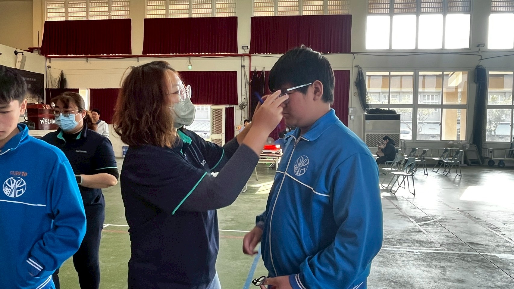 台全醫療體系專業人員於口湖國中為夜光與弱勢學童進行免費配鏡服務,協助孩子即早矯正視力,減少視力問題對學習造成影響。