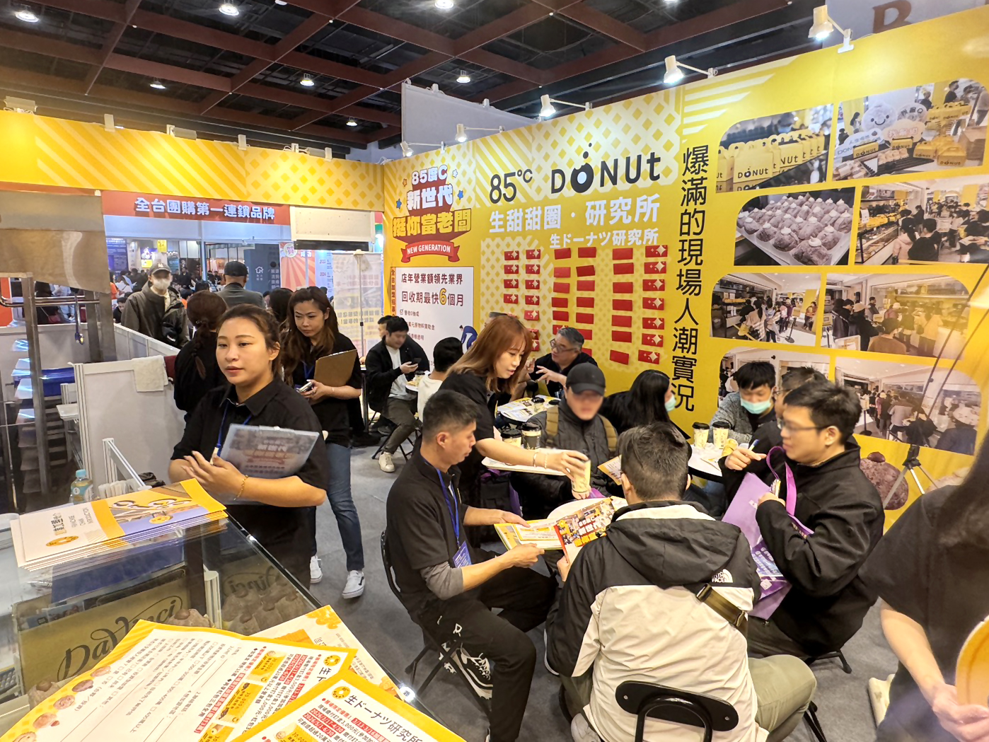 春季加盟展湧創業潮！85℃「生甜甜圈研究所」吸睛　AI門市成新加盟亮點