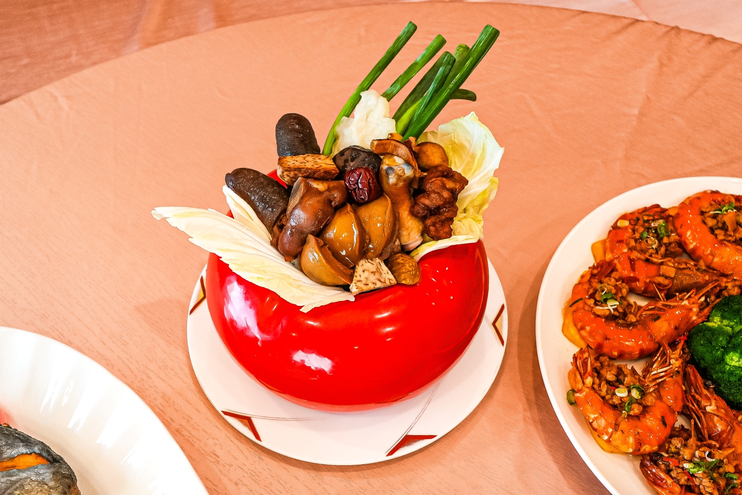 極品鮑魚佛寶鼎：12 小時老火上湯慢燉，花膠、蹄筋與鮑魚交織的經典年味。