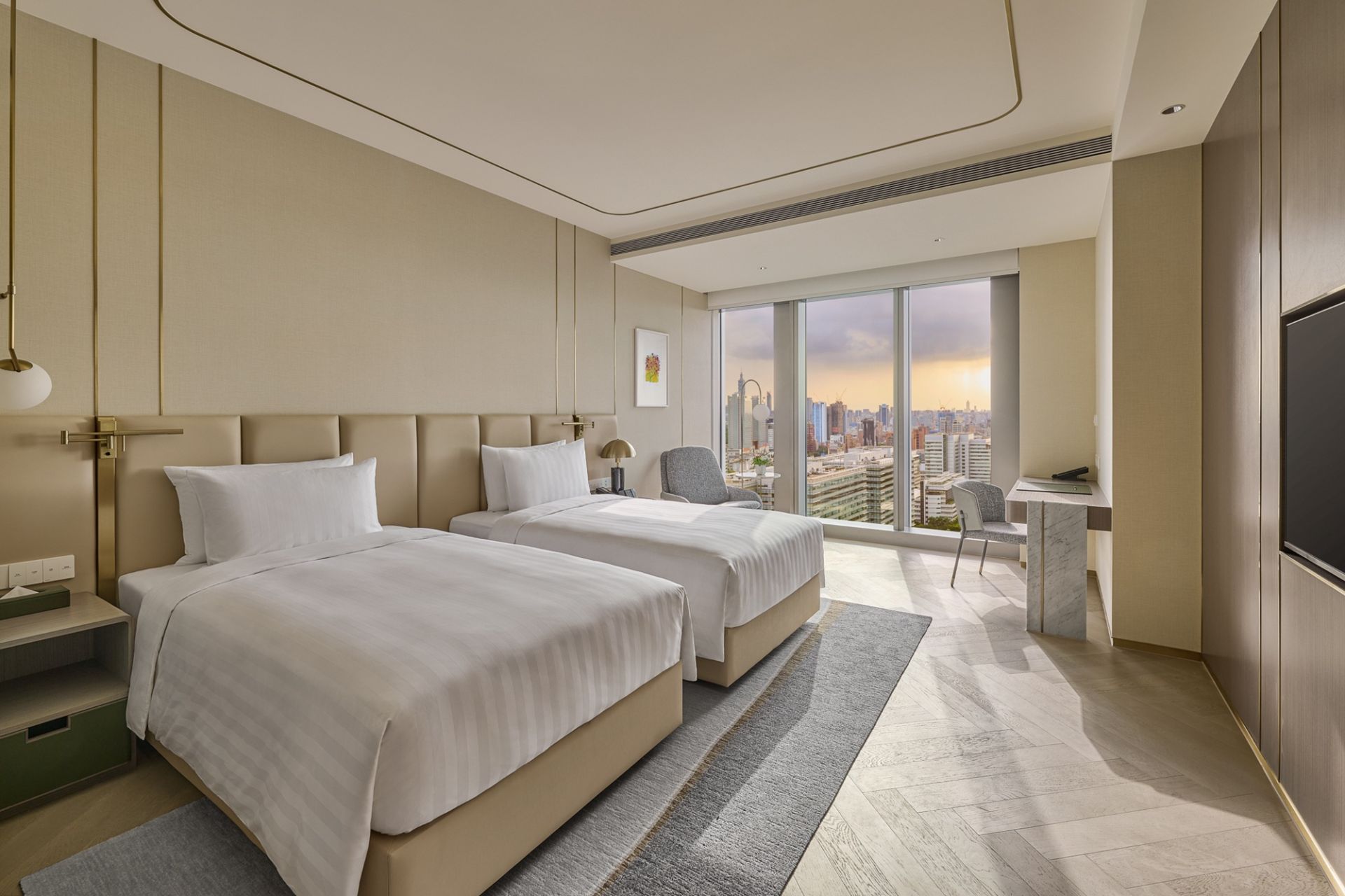 台北漢來大飯店携手東方樓頂級粵菜及漢來上海湯包兩大人氣餐廳,推出兩款全新住房專案。(圖/台北漢來大飯店提供)