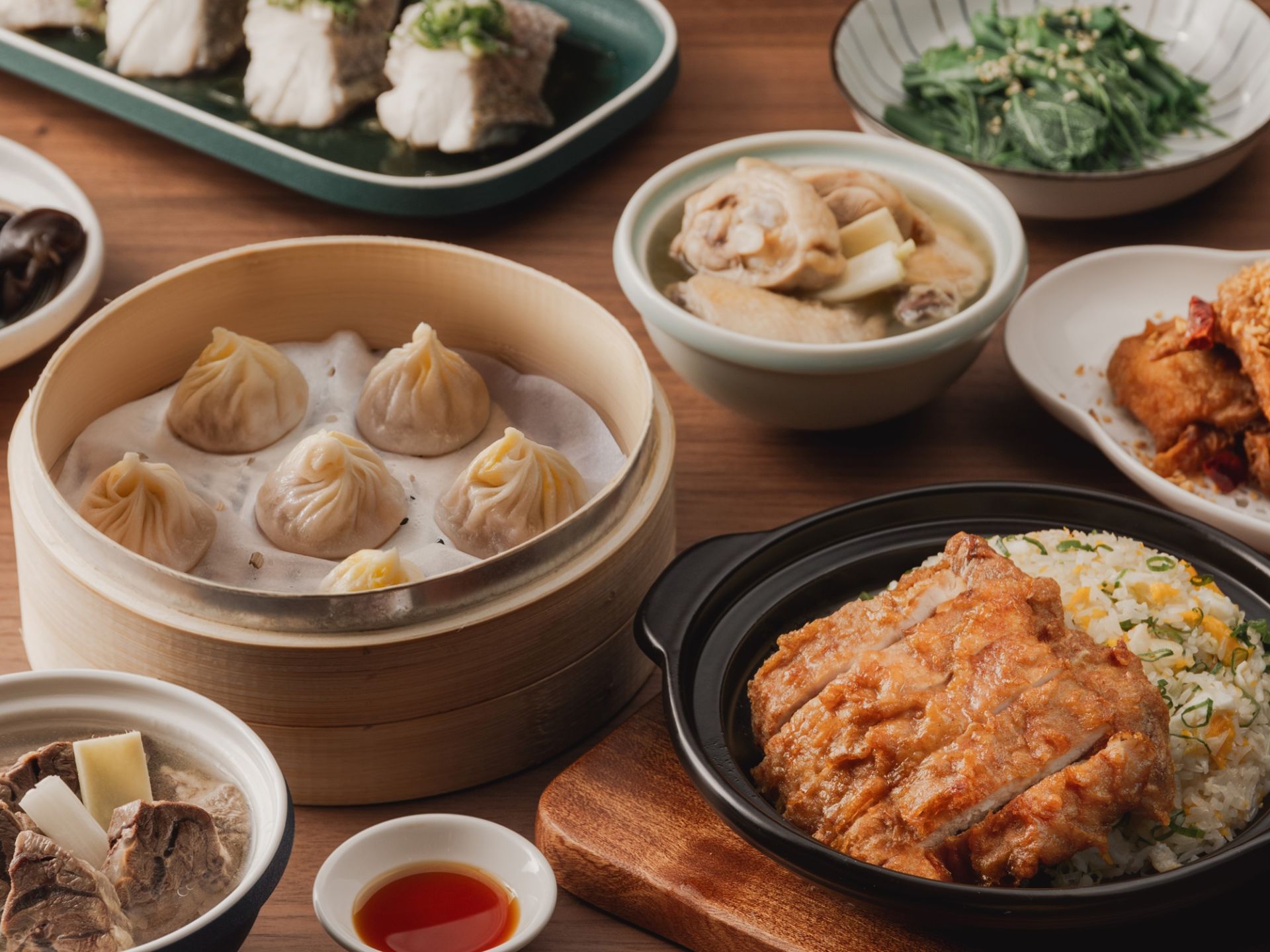 台北漢來大飯店携手東方樓頂級粵菜及漢來上海湯包兩大人氣餐廳,推出兩款全新住房專案。(圖/台北漢來大飯店提供)