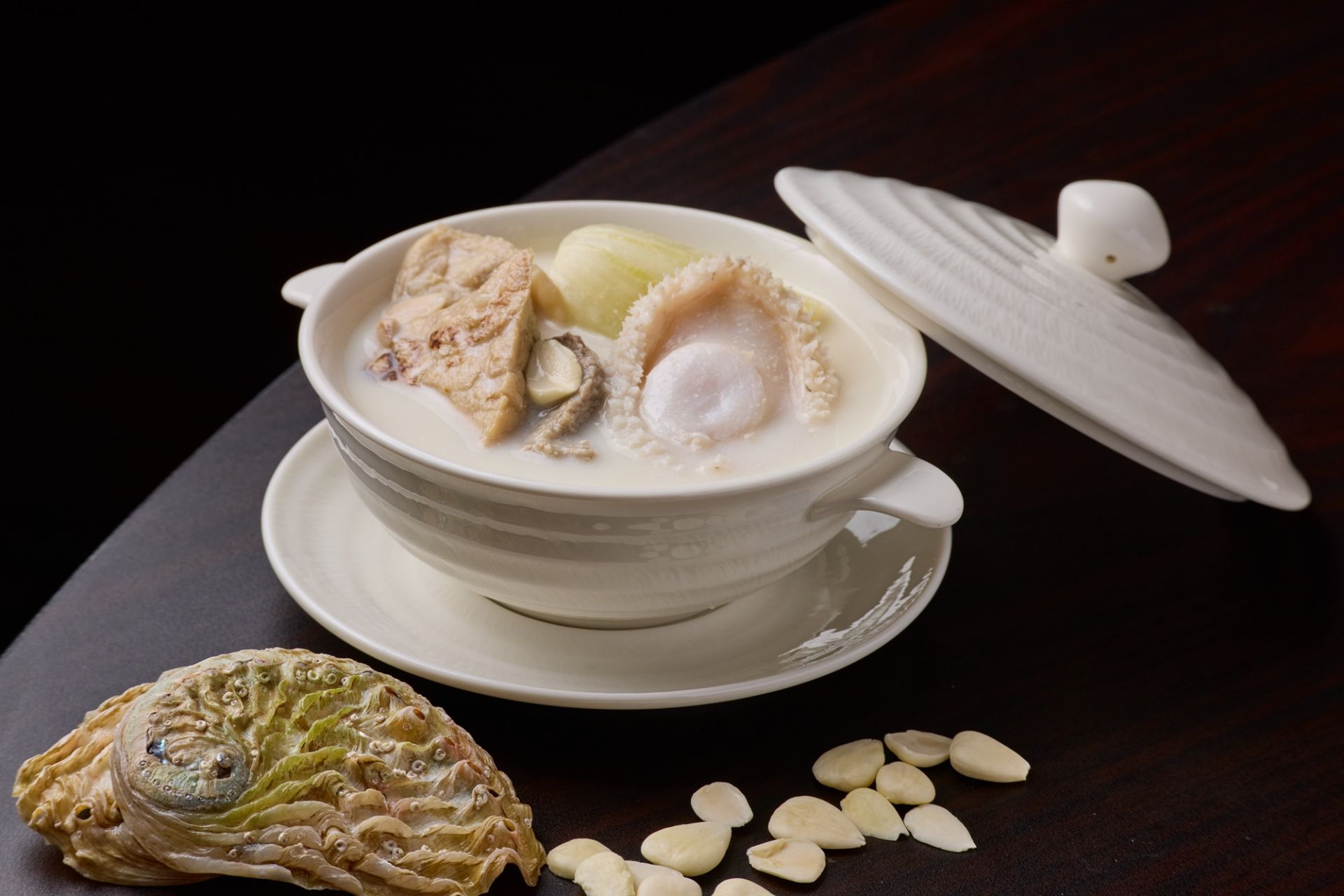 台北漢來大飯店携手東方樓頂級粵菜及漢來上海湯包兩大人氣餐廳,推出兩款全新住房專案。(圖/台北漢來大飯店提供)