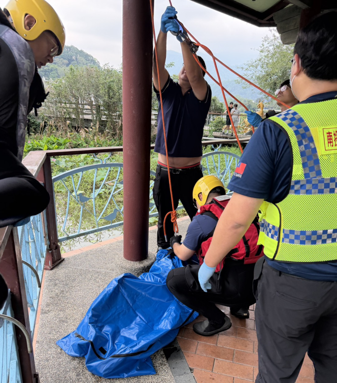 %E5%9F%94%E9%87%8C%E9%B2%A4%E9%AD%9A%E6%BD%AD%E6%B5%AE%E5%B1%8D%E6%89%93%E6%92%88%E4%B8%8A%E5%B2%B8%E3%80%82%E7%BF%BB%E6%94%9D%E7%95%AB%E9%9D%A2