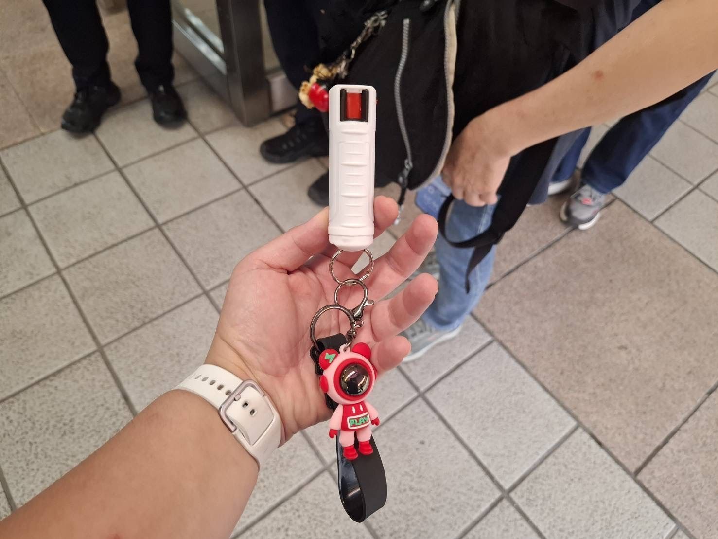 %E5%A9%A6%E4%BA%BA%E5%87%BA%E7%A4%BA%E8%BE%A3%E6%A4%92%E6%B0%B4%E3%80%82%E7%BF%BB%E6%94%9D%E7%95%AB%E9%9D%A2