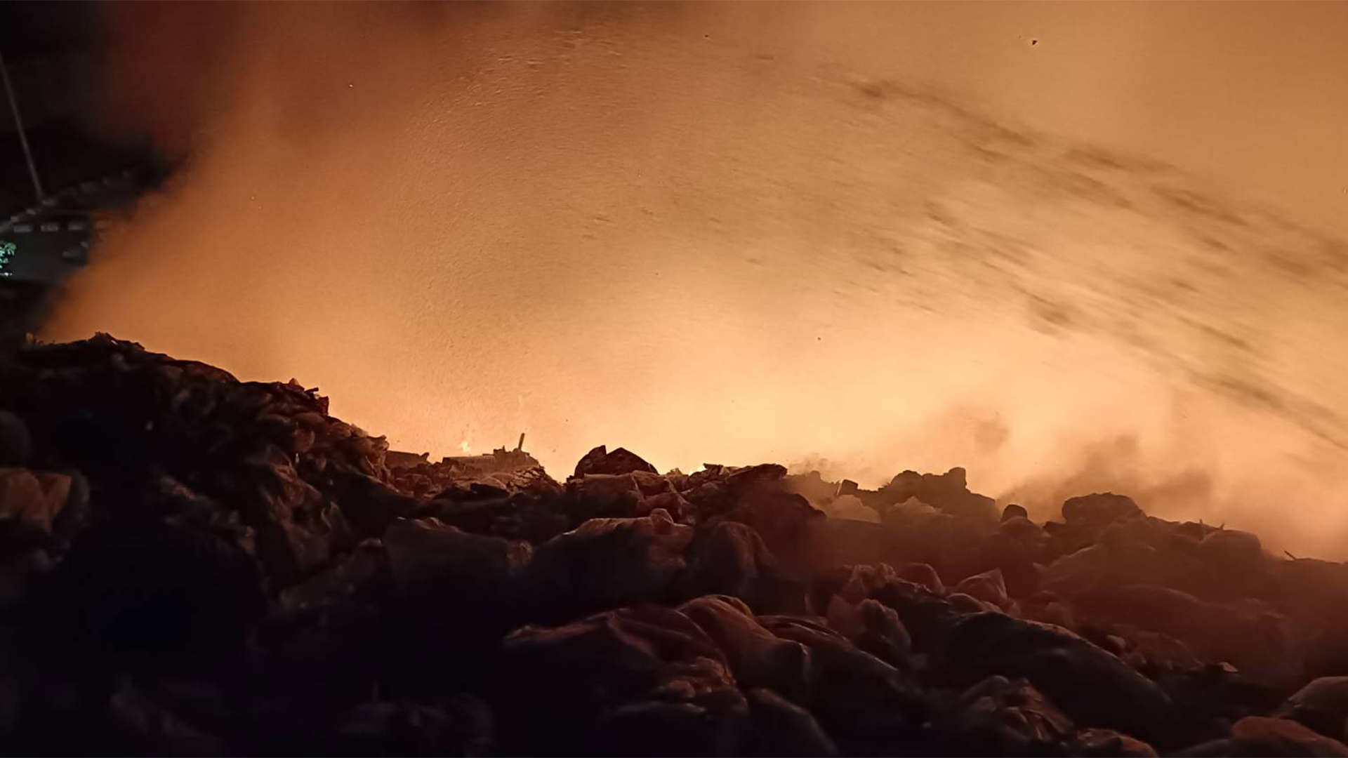 ▲20公尺高垃圾山狂燒 （圖／記者王俊勝 翻攝）