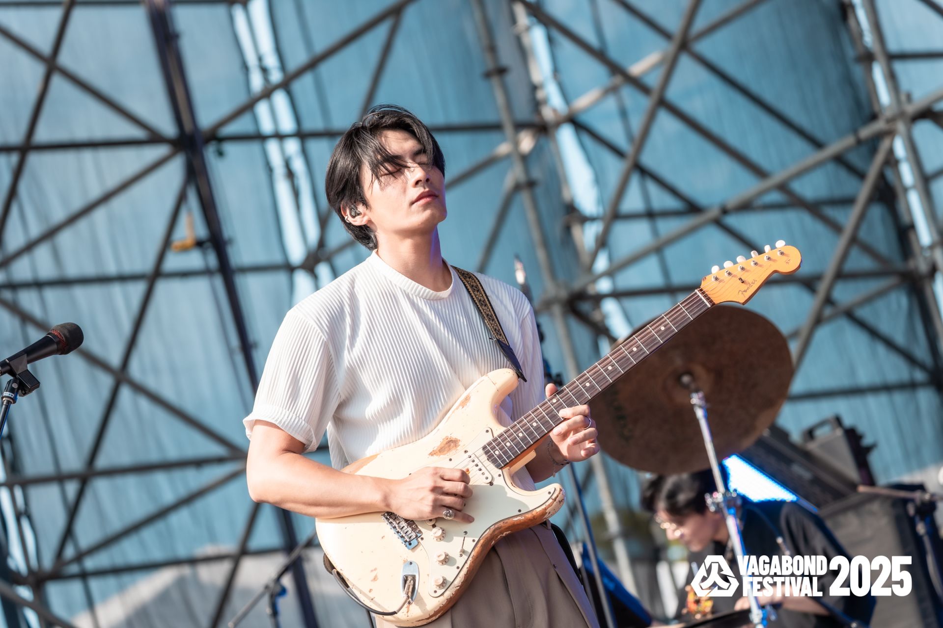 ▲宋柏緯以Full band編制演唱新EP《將就派對》多首作品（圖／笨道策展有限公司 提供）