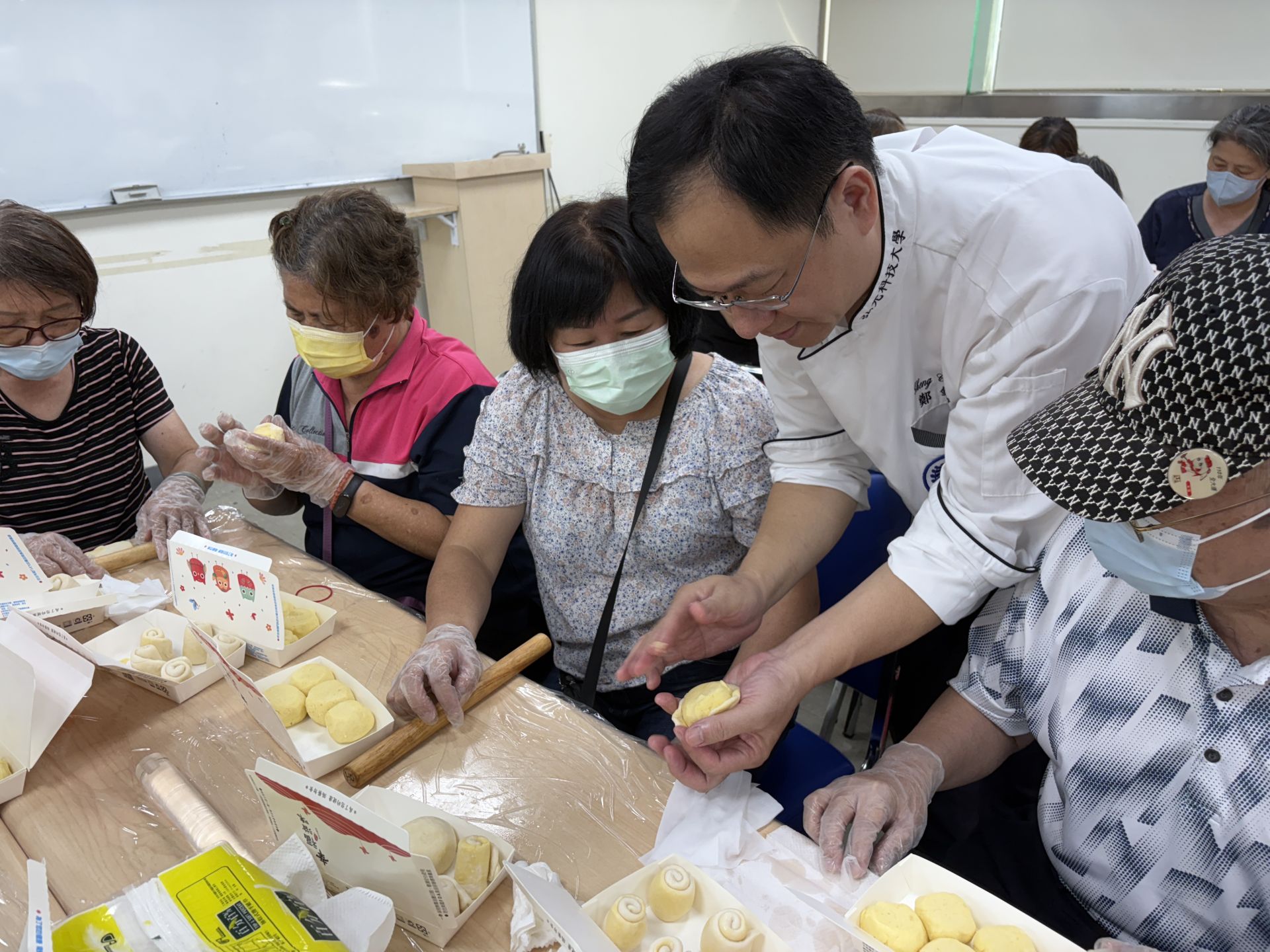 創世基金會攜手弘光科大　百名台中居民自做月餅歡慶中秋傳愛心