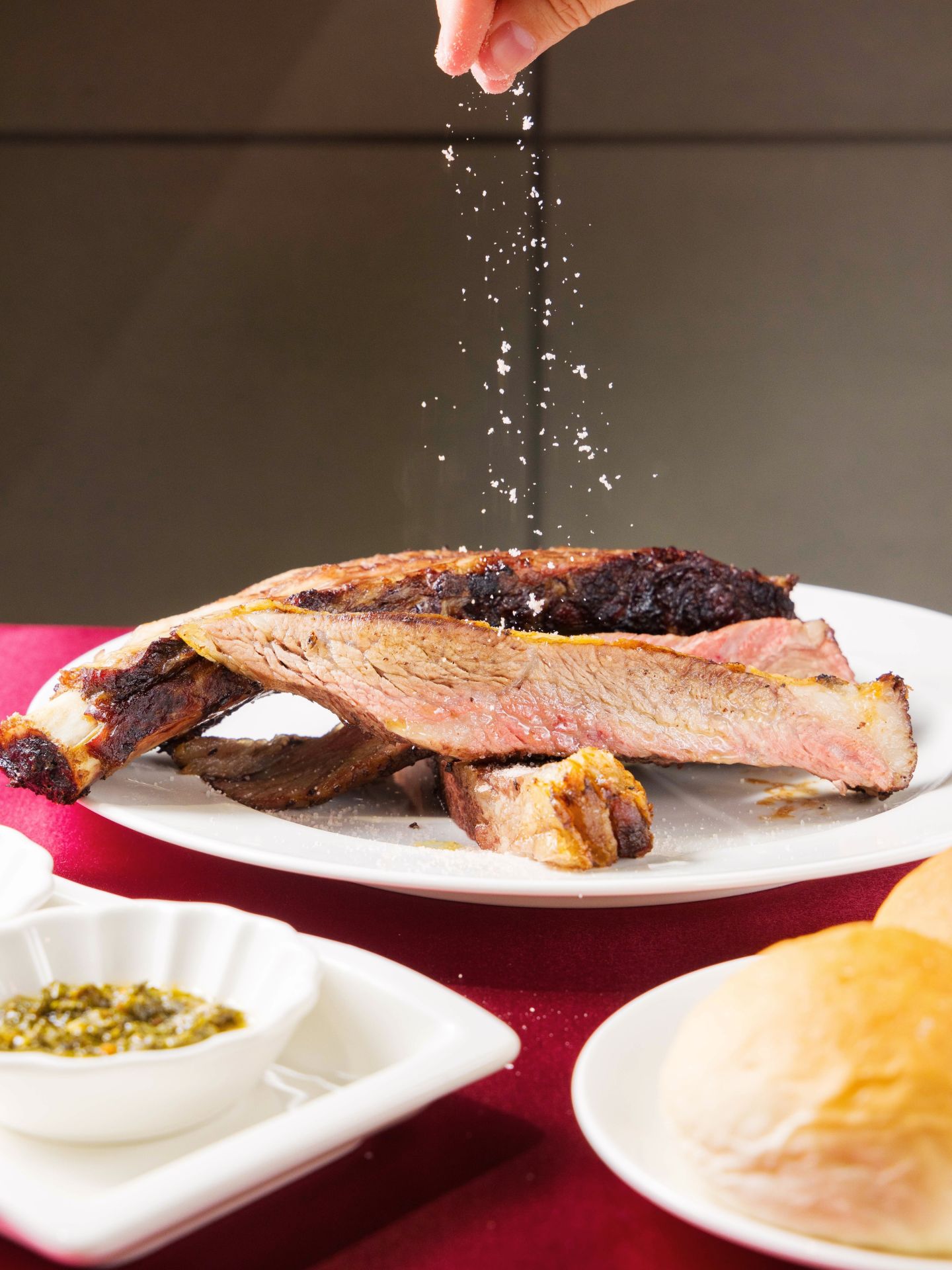 餐廳只提供全熟牛排，但口感令人驚嘆的軟嫩。（圖／彭巴草原牛排館提供）