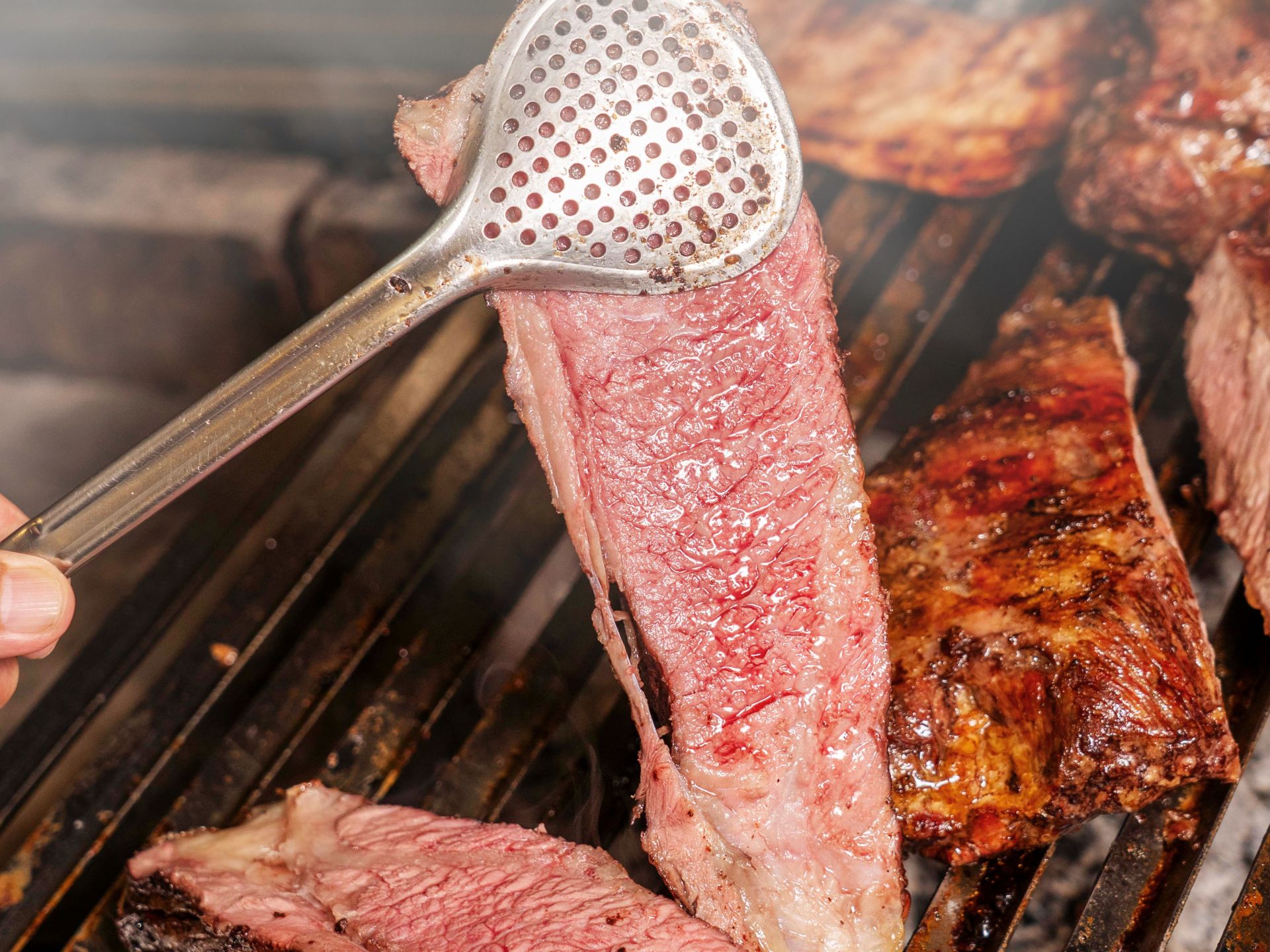 餐廳只提供全熟牛排，但口感令人驚嘆的軟嫩。（圖／彭巴草原牛排館提供）