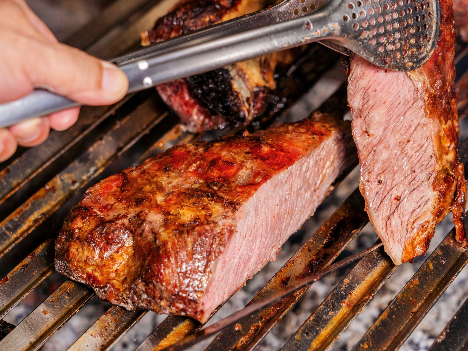 餐廳只提供全熟牛排，但口感令人驚嘆的軟嫩。（圖／彭巴草原牛排館提供）