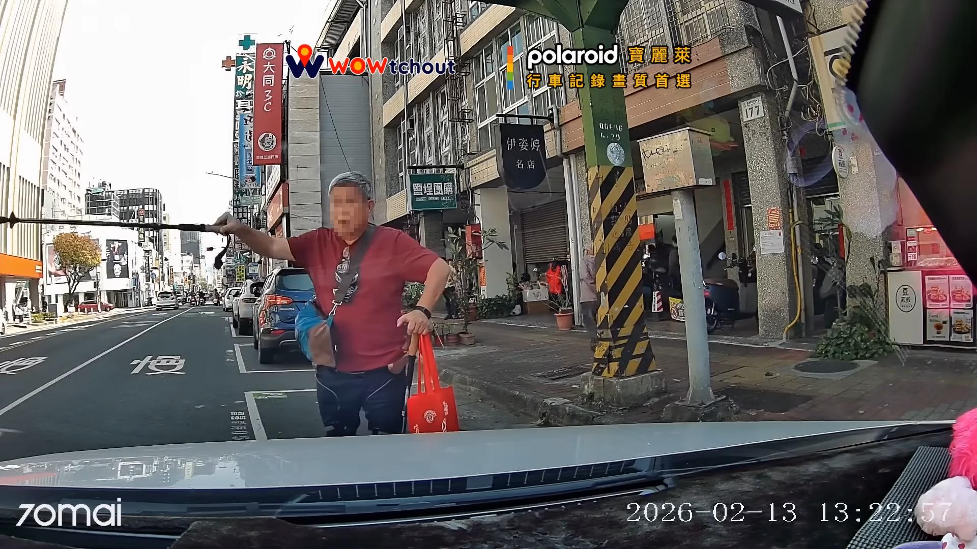 ▲高雄拐杖伯「人肉占位」遭突襲...黃牌重機插入 網笑:友軍還是敵軍?(圖/翻攝自YouTube/wowtchout,下同)