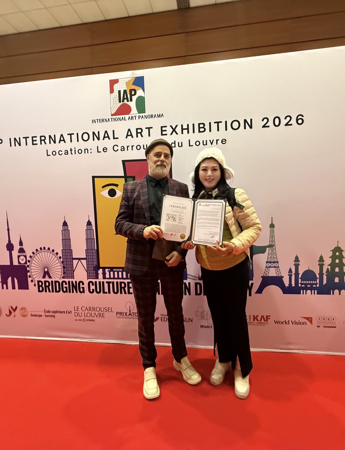 法國敦刻爾克高等美術學院（École supérieure d’art Dunkerque–Tourcoing）校長級代表 Martial Chmielina 親自頒發參展證書