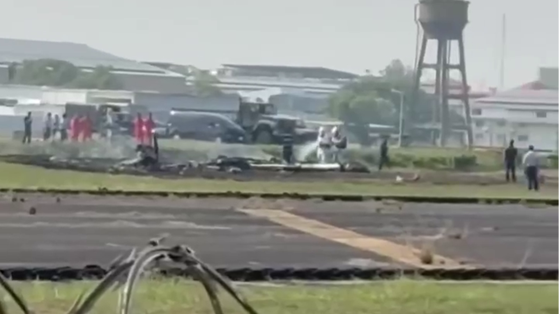 ▲空軍T-34教練機墜毀！2飛官殉職 前座盧姓中校一度受困殘骸（圖／記者王俊勝 翻攝）
