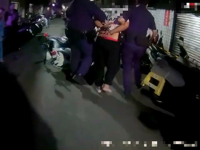 ▲員警逮捕毒品通緝犯。(翻攝畫面)