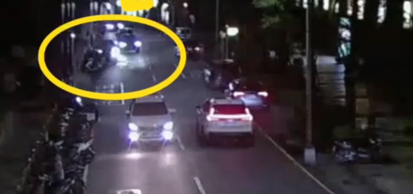 %E6%AF%92%E9%A7%95%E8%87%AA%E5%B0%8F%E5%AE%A2%E6%92%9E%E6%93%8A%E5%81%9C%E8%B7%AF%E6%97%81%E6%A9%9F%E8%BB%8A%EF%BC%88%E9%BB%83%E5%9C%88%E8%99%95%EF%BC%89%E3%80%82%E7%BF%BB%E6%94%9D%E7%95%AB%E9%9D%A2