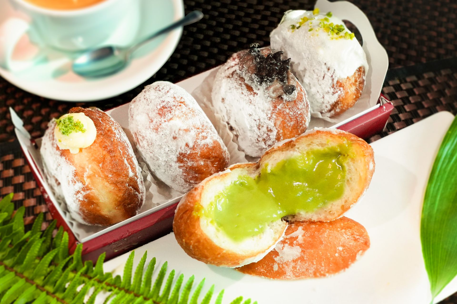 台中金典酒店推手工「生甜甜圈Donut Pop!」　爆漿系下午茶限時優惠每盒299元