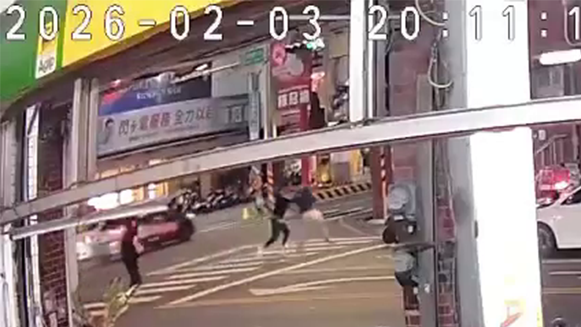 ▲陳姓男子疑失戀路上隨機砍人，砍到派出所前遭警壓制（圖／記者王俊勝 翻攝；未經授權請勿翻攝）