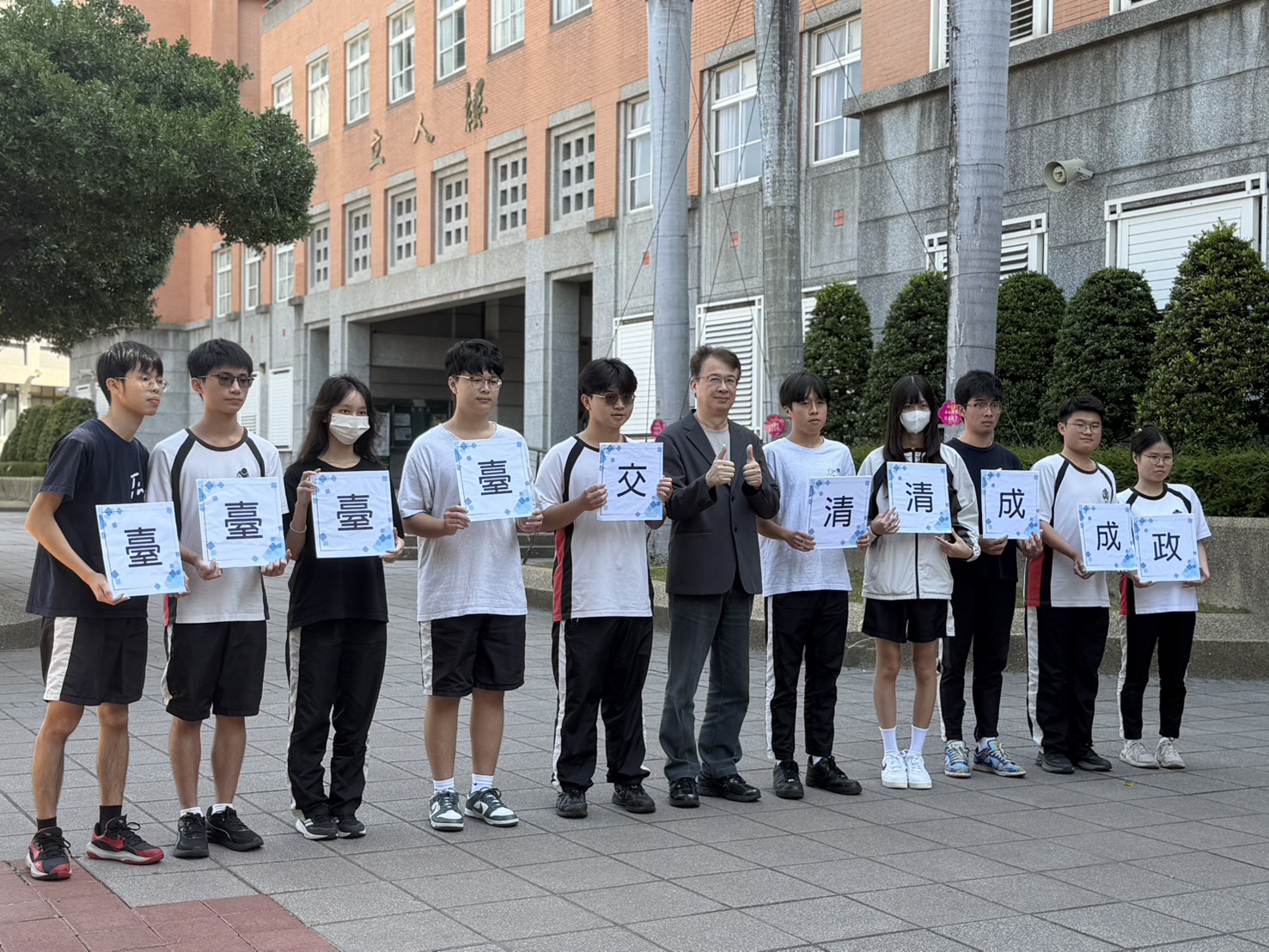 繁星計劃優秀學生與立人國中校長劉坤源合影