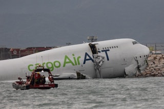 香港機場驚險凌晨！杜拜貨機衝出跑道墜海　2地勤殉職、4機組獲救.(圖/翻攝 香港01)