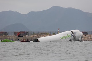 香港機場驚險凌晨！杜拜貨機衝出跑道墜海　2地勤殉職、4機組獲救.(圖/翻攝 香港01)