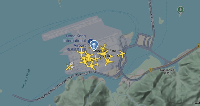 香港機場驚險凌晨！杜拜貨機衝出跑道墜海　2地勤殉職、4機組獲救.(圖/翻攝 香港01)