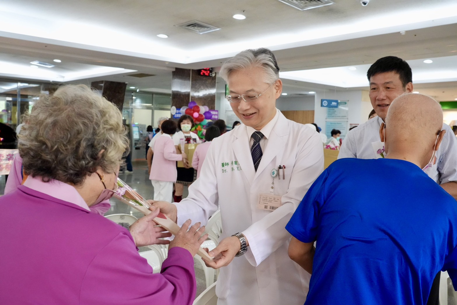 75歲抗癌志工熱舞感動全場　臺中榮總母親節活動洋溢溫馨