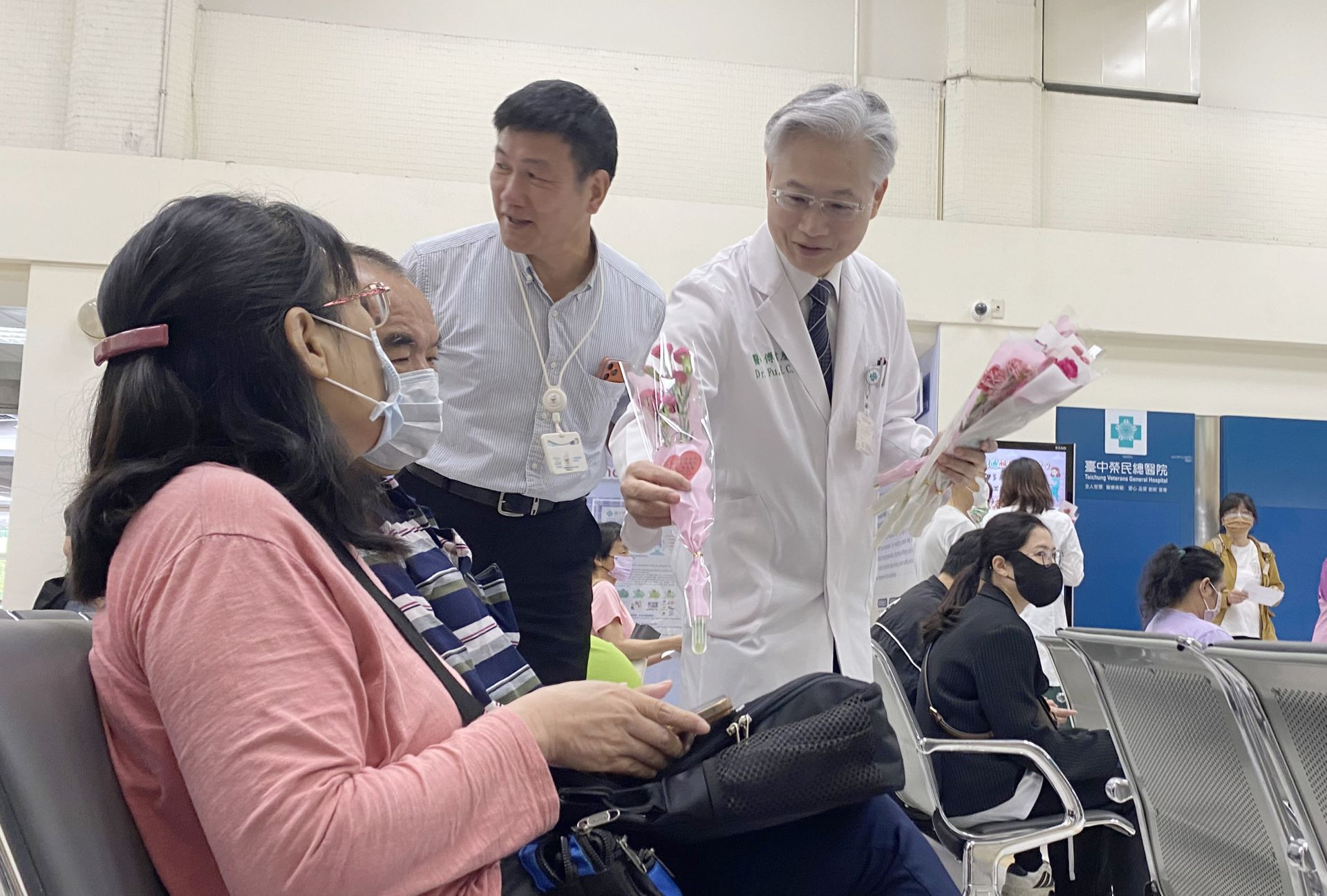 75歲抗癌志工熱舞感動全場　臺中榮總母親節活動洋溢溫馨