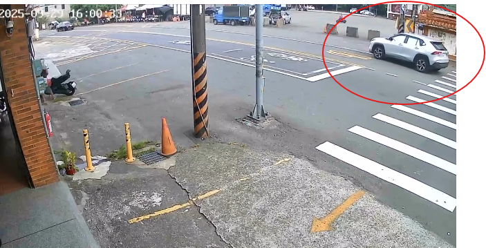  車沒拉手煞滑行！熱心騎士衝追車　網友酸爆「車主腦袋有洞」