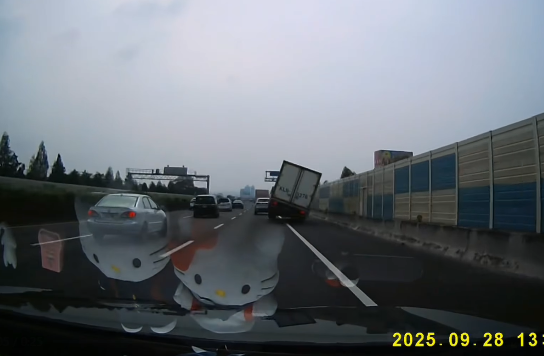國道驚險瞬間！貨車急切車道差點翻覆　駕駛神技自救影片瘋傳