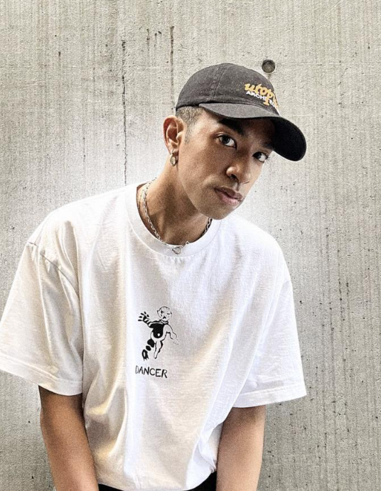 日本男偶像草間理查德敬太，因酒後露鳥涉公然猥褻遭捕。（圖／翻攝Ae! group IG）