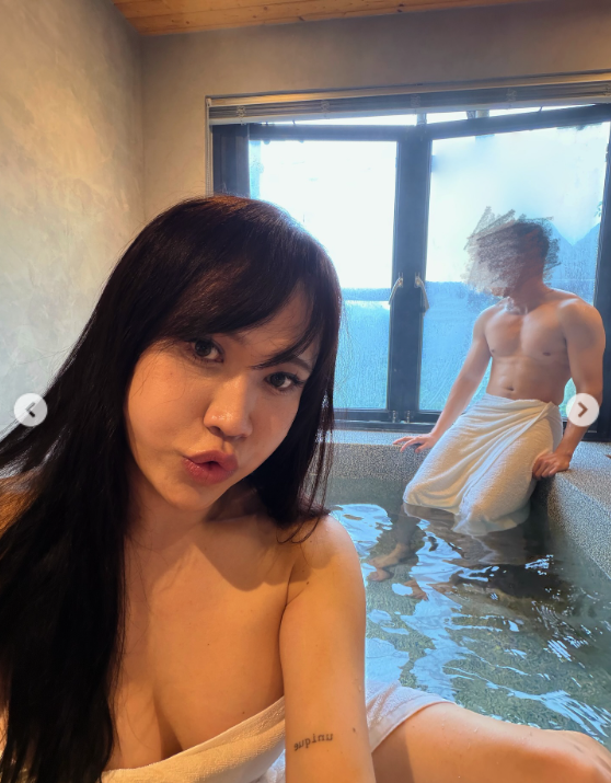 黃小愛分享和男友泡溫泉的放閃合照。(圖/翻攝黃小愛IG)