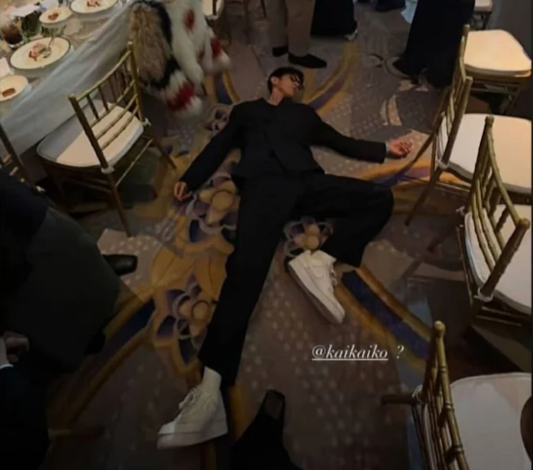 柯震東被拍到醉倒在地的畫面。(圖/翻攝柯震東IG)