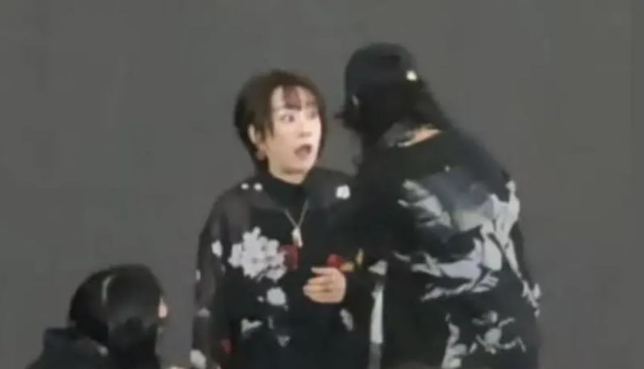 大槻真希演唱到一半被斷電趕下台，一臉錯愕。（圖／翻攝X）