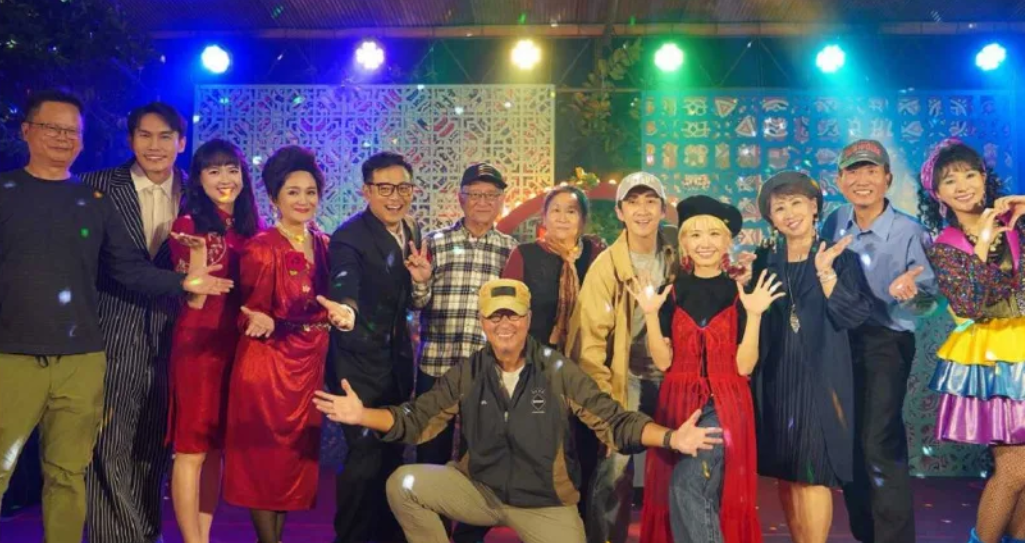 陳漢典、LuLu及雙方家長看王偉忠監製的舞台劇。(圖/金星文創)