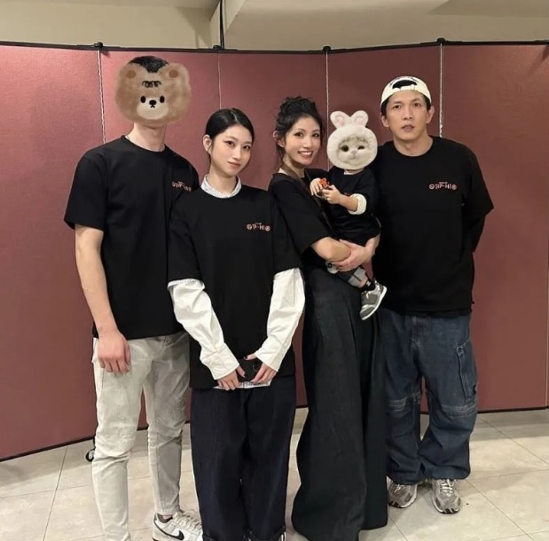 李千娜釋出一家五口溫馨全家福。(圖/翻攝李千娜IG)